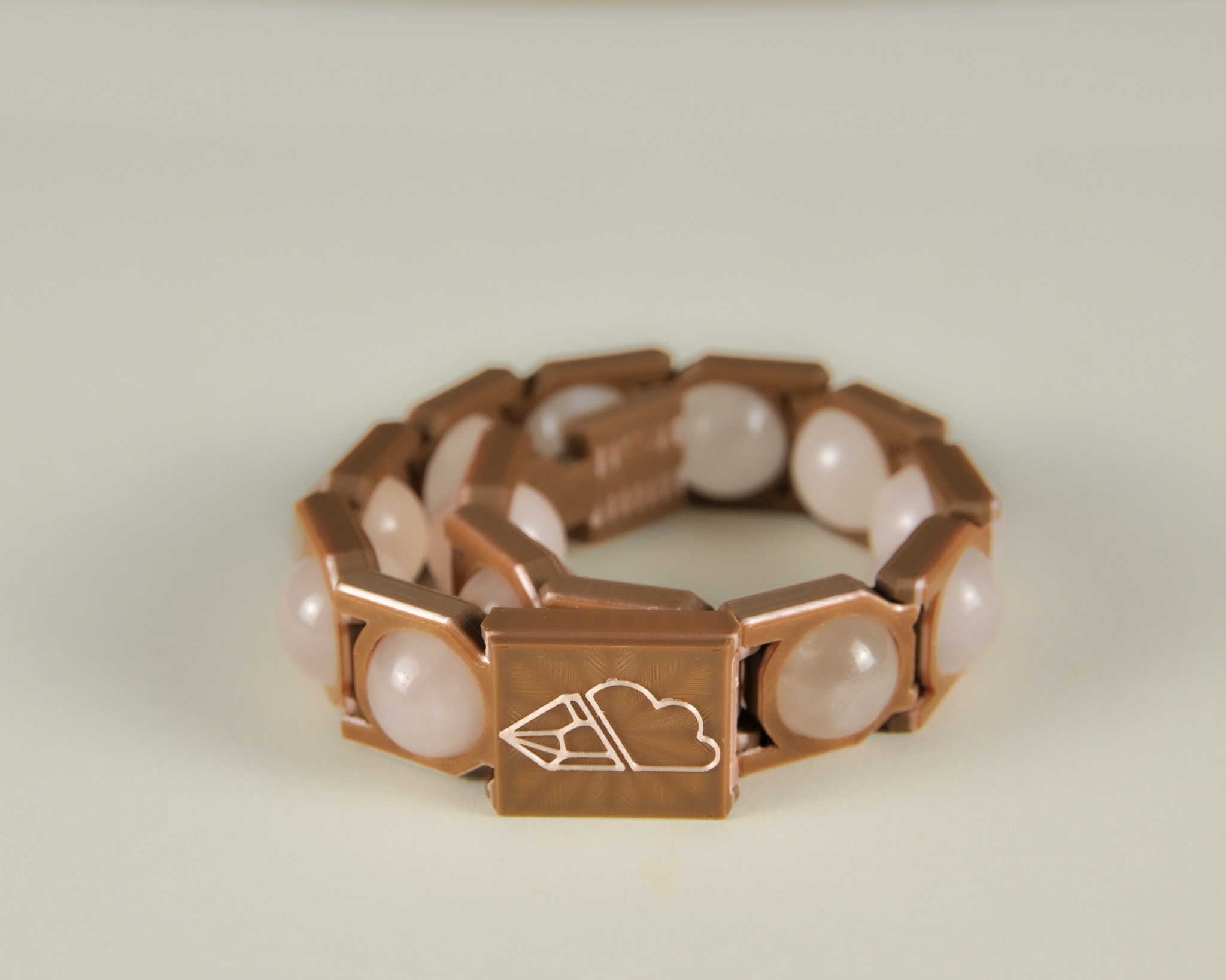 Rosenquarz-Armband in Rosa und Braun, schräge Ansicht
